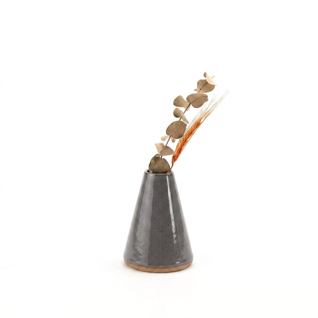 Vaso Cone em cerâmica artesanal — tamanho 15CM, argila Cappuccino, esmalte Grafite