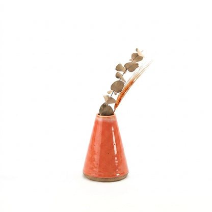 Vaso Cone em cerâmica artesanal — tamanho 15CM, argila Cappuccino, esmalte Laranja Intenso