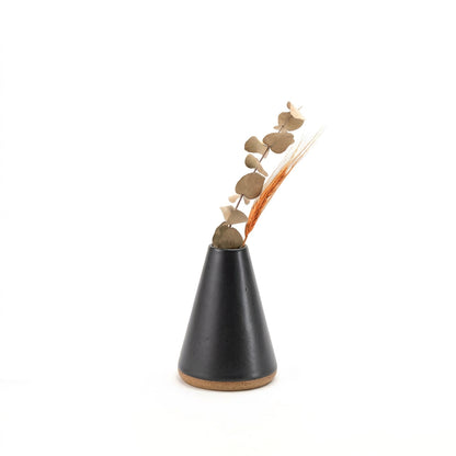 Vaso Cone em cerâmica artesanal — tamanho 15CM, argila Cappuccino, esmalte Preto Acetinado