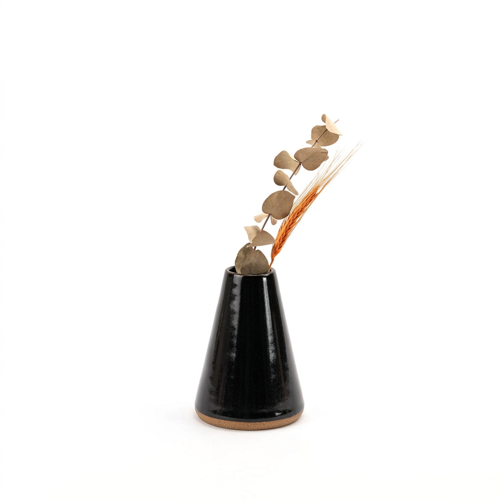 Vaso Cone em cerâmica artesanal — tamanho 15CM, argila Cappuccino, esmalte Preto Ébano