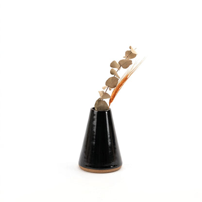 Vaso Cone em cerâmica artesanal — tamanho 15CM, argila Cappuccino, esmalte Preto Ébano