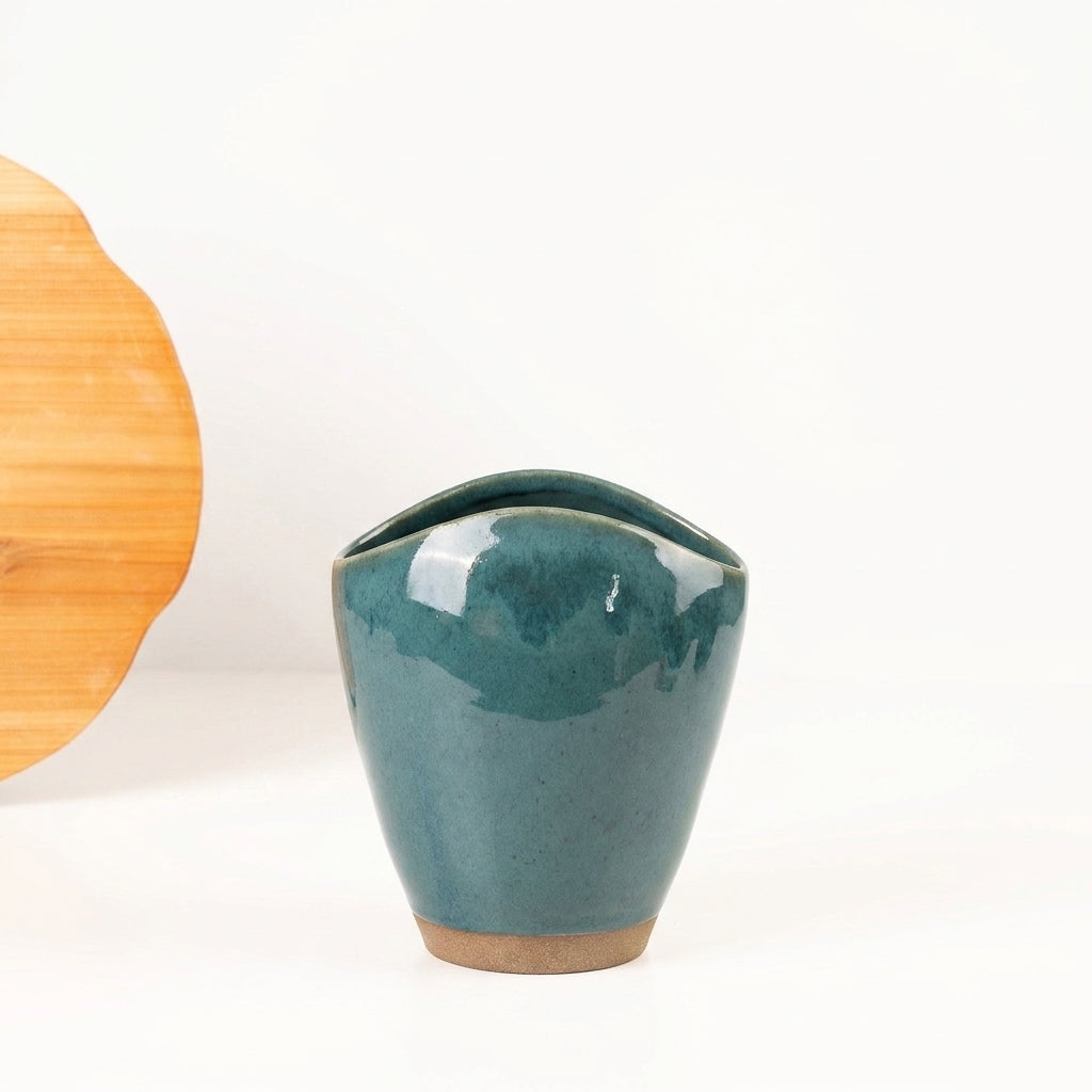 Vaso Fenda em cerâmica artesanal — tamanho 21CM, argila Cappuccino, esmalte Verde Exército