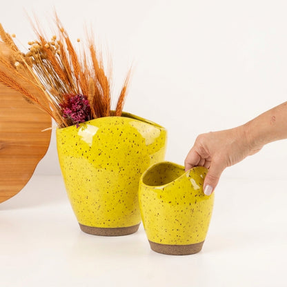 Vaso Fenda em cerâmica artesanal — tamanho KIT, argila Flocos, esmalte Amarelo Intenso