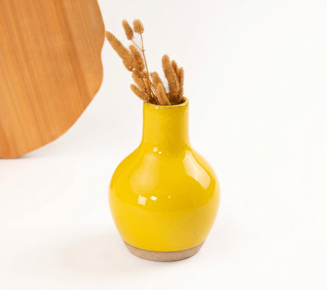 Vaso Moringa em cerâmica artesanal — argila Cappuccino, esmalte Amarelo Intenso