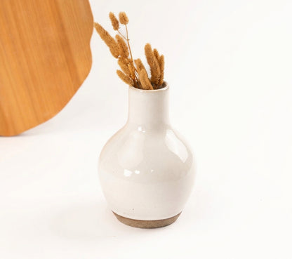 Vaso Moringa em cerâmica artesanal — argila Cappuccino, esmalte Branco AMME