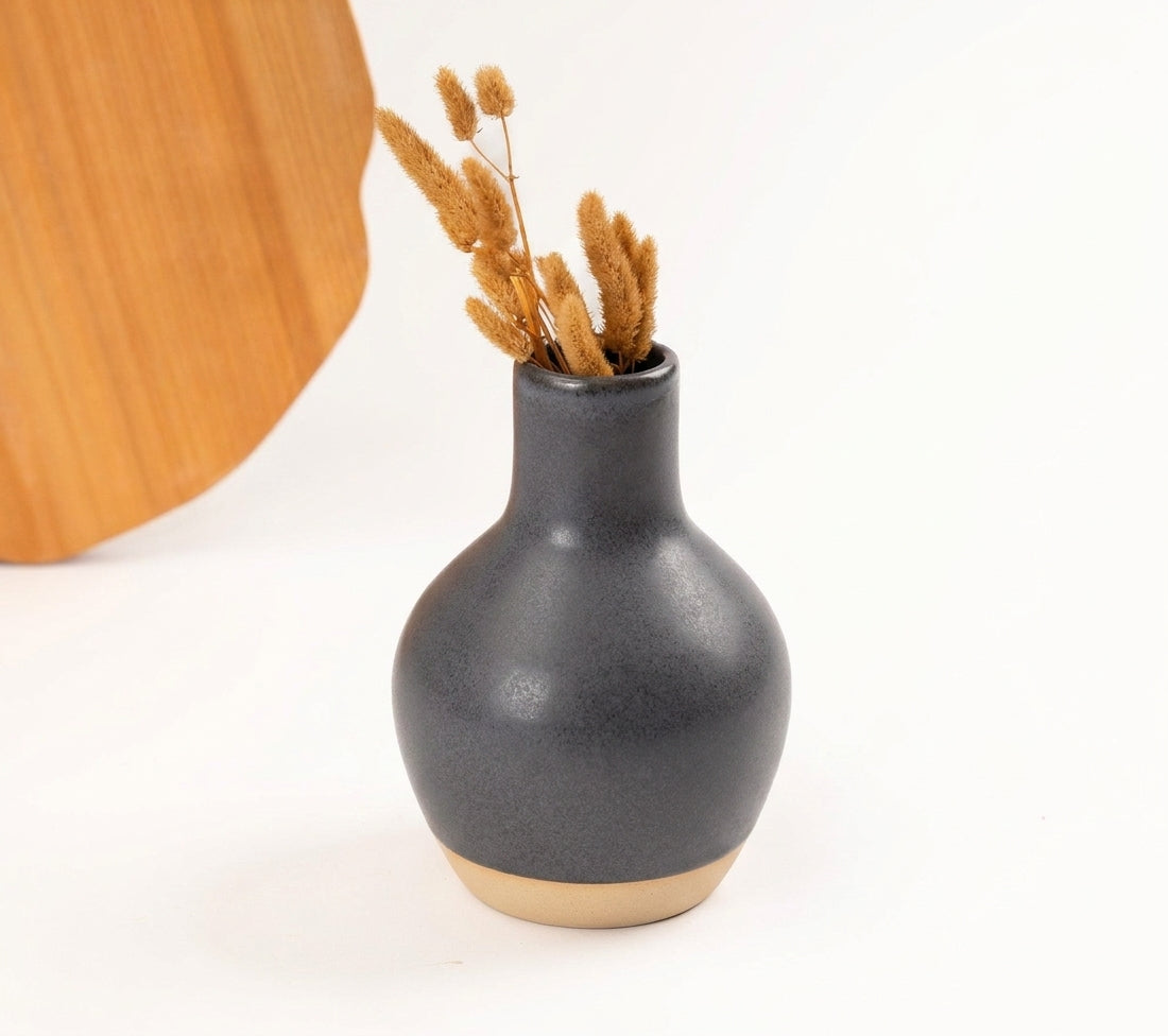 Vaso Moringa em cerâmica artesanal — argila Cappuccino, esmalte Grafite