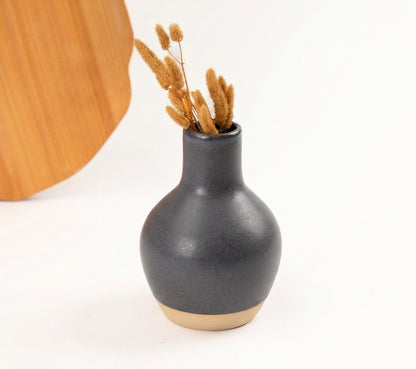 Vaso Moringa em cerâmica artesanal — argila Cappuccino, esmalte Grafite