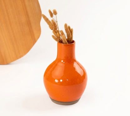 Vaso Moringa em cerâmica artesanal — argila Cappuccino, esmalte Laranja Intenso