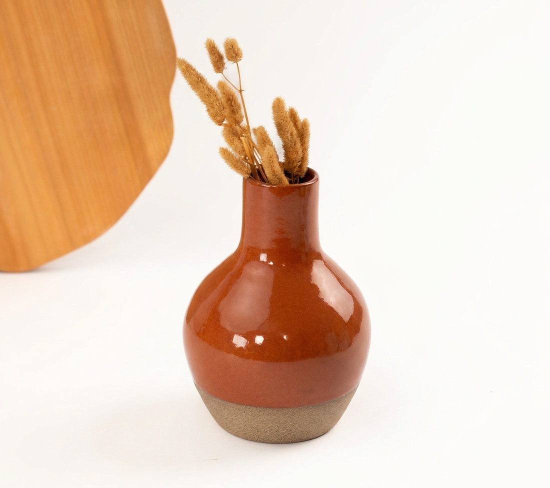 Vaso Moringa em cerâmica artesanal — argila Cappuccino, esmalte Sol de Terracota