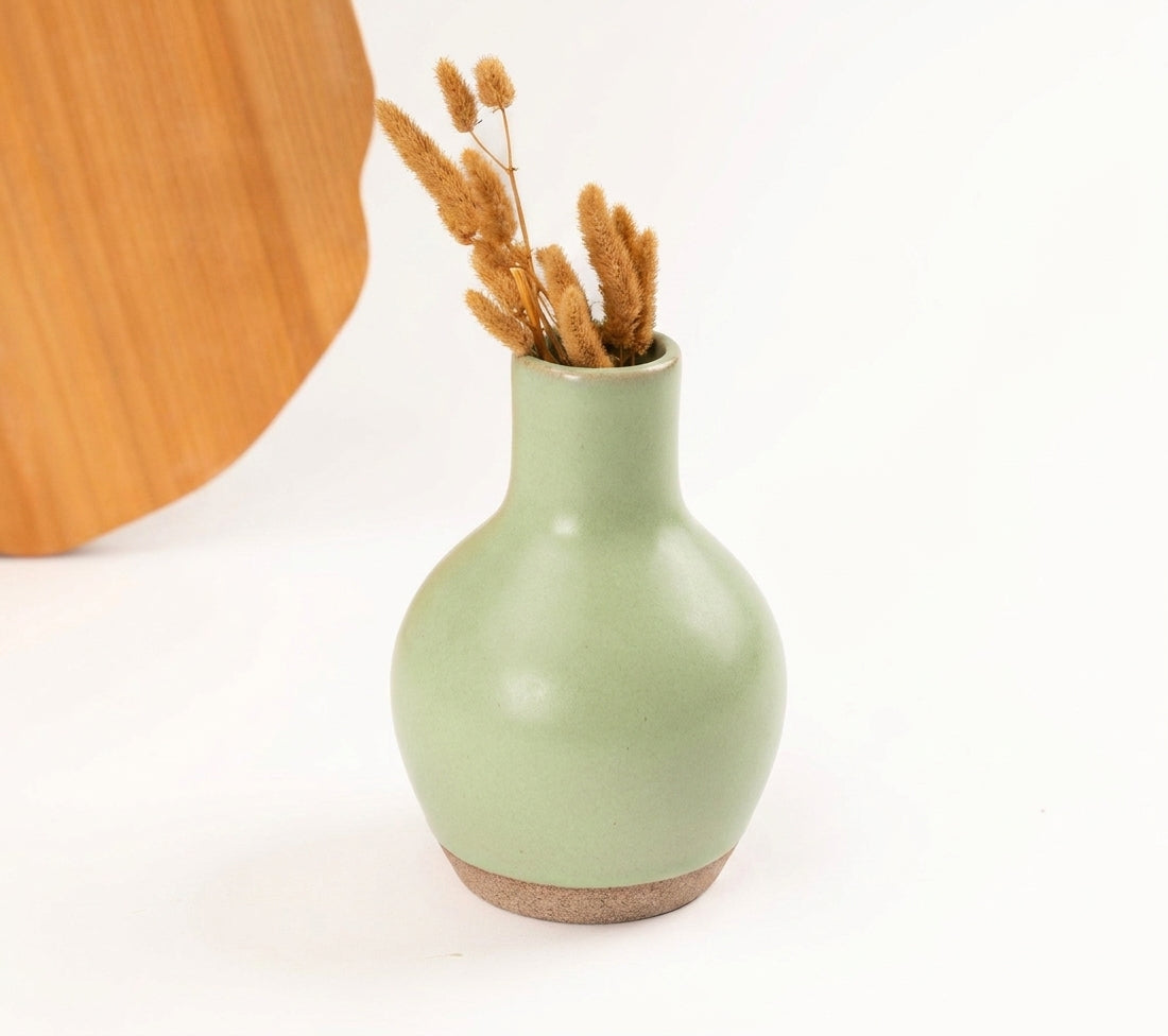 Vaso Moringa em cerâmica artesanal — argila Cappuccino, esmalte Verde Menta