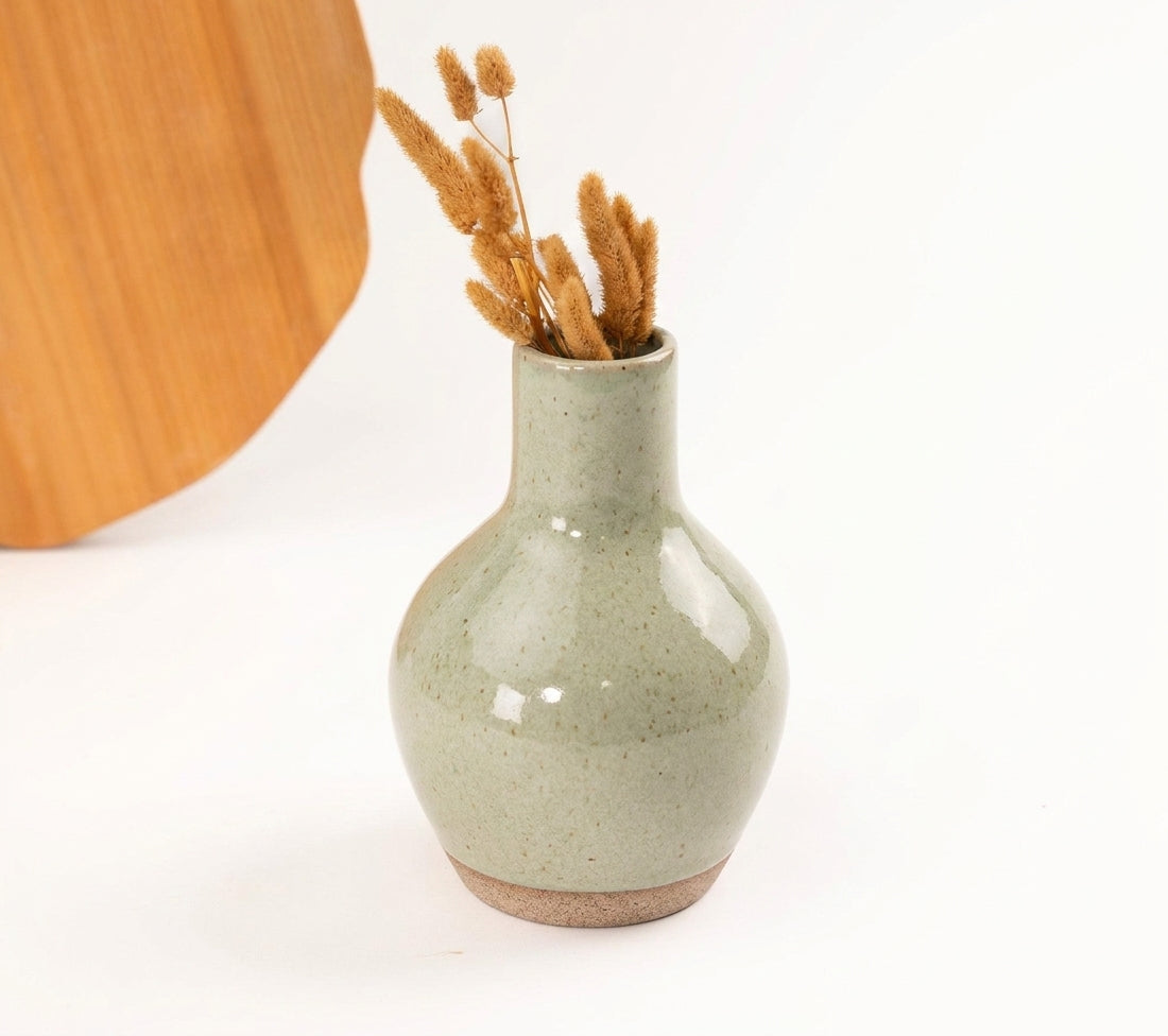 Vaso Moringa em cerâmica artesanal — argila Cappuccino, esmalte Verde Pompeia