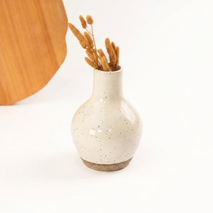 Vaso Moringa em cerâmica artesanal — argila Flocos, esmalte Branco AMME