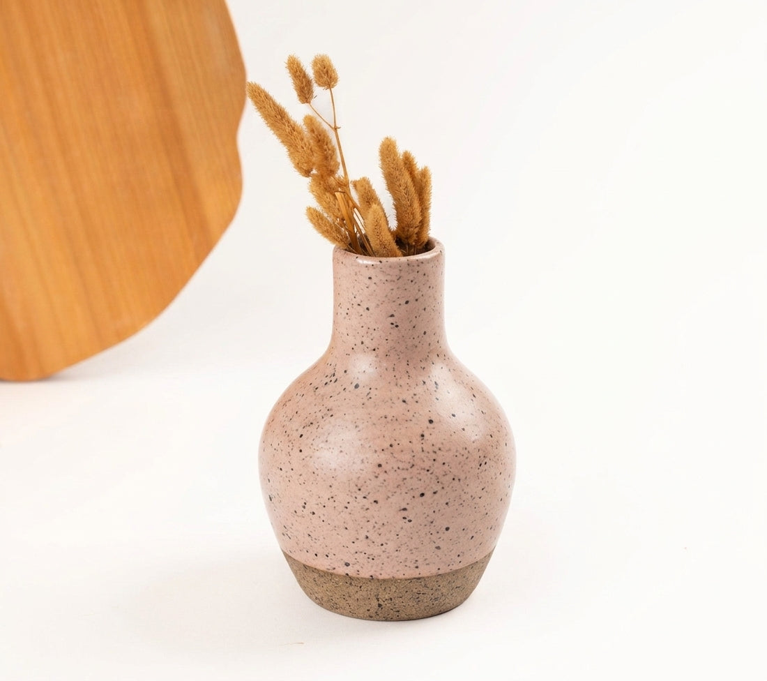 Vaso Moringa em cerâmica artesanal — argila Flocos, esmalte Nude