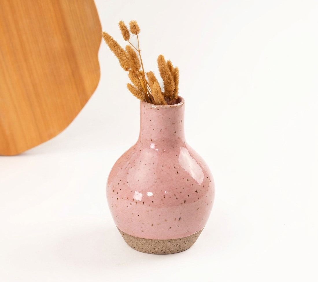 Vaso Moringa em cerâmica artesanal — argila Flocos, esmalte Rosa Barbie