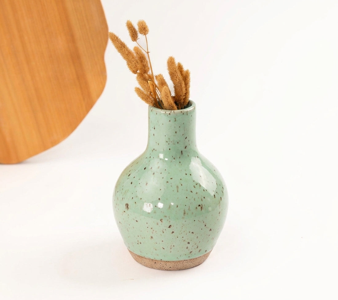 Vaso Moringa em cerâmica artesanal — argila Flocos, esmalte Verde Menta