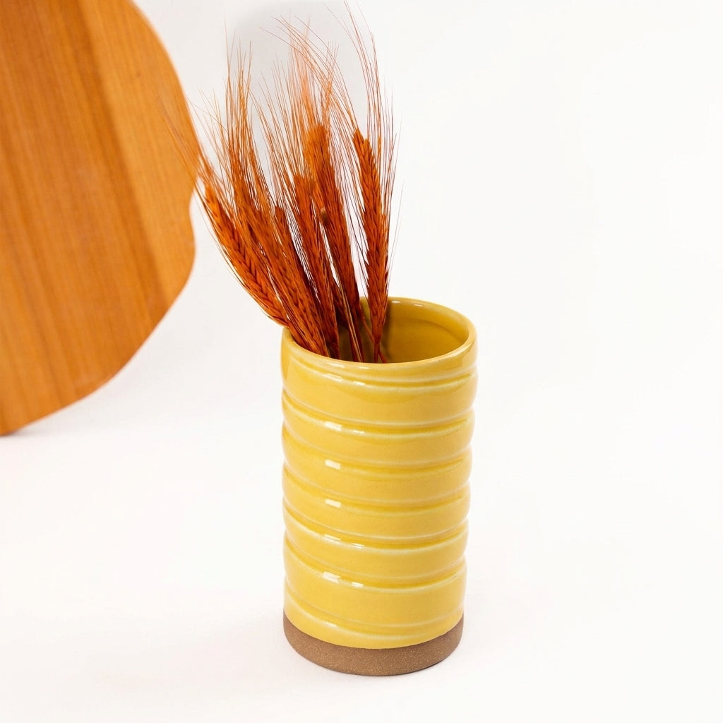 Vaso Reto orgânico Torcido em cerâmica artesanal — argila Cappuccino, esmalte Amarelo Intenso