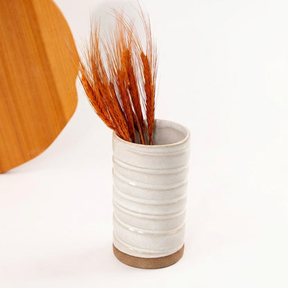 Vaso Reto orgânico Torcido em cerâmica artesanal — argila Cappuccino, esmalte Branco AMME