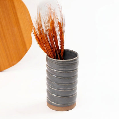 Vaso Reto orgânico Torcido em cerâmica artesanal — argila Cappuccino, esmalte Grafite