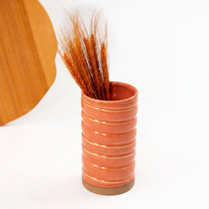 Vaso Reto orgânico Torcido em cerâmica artesanal — argila Cappuccino, esmalte Laranja Intenso