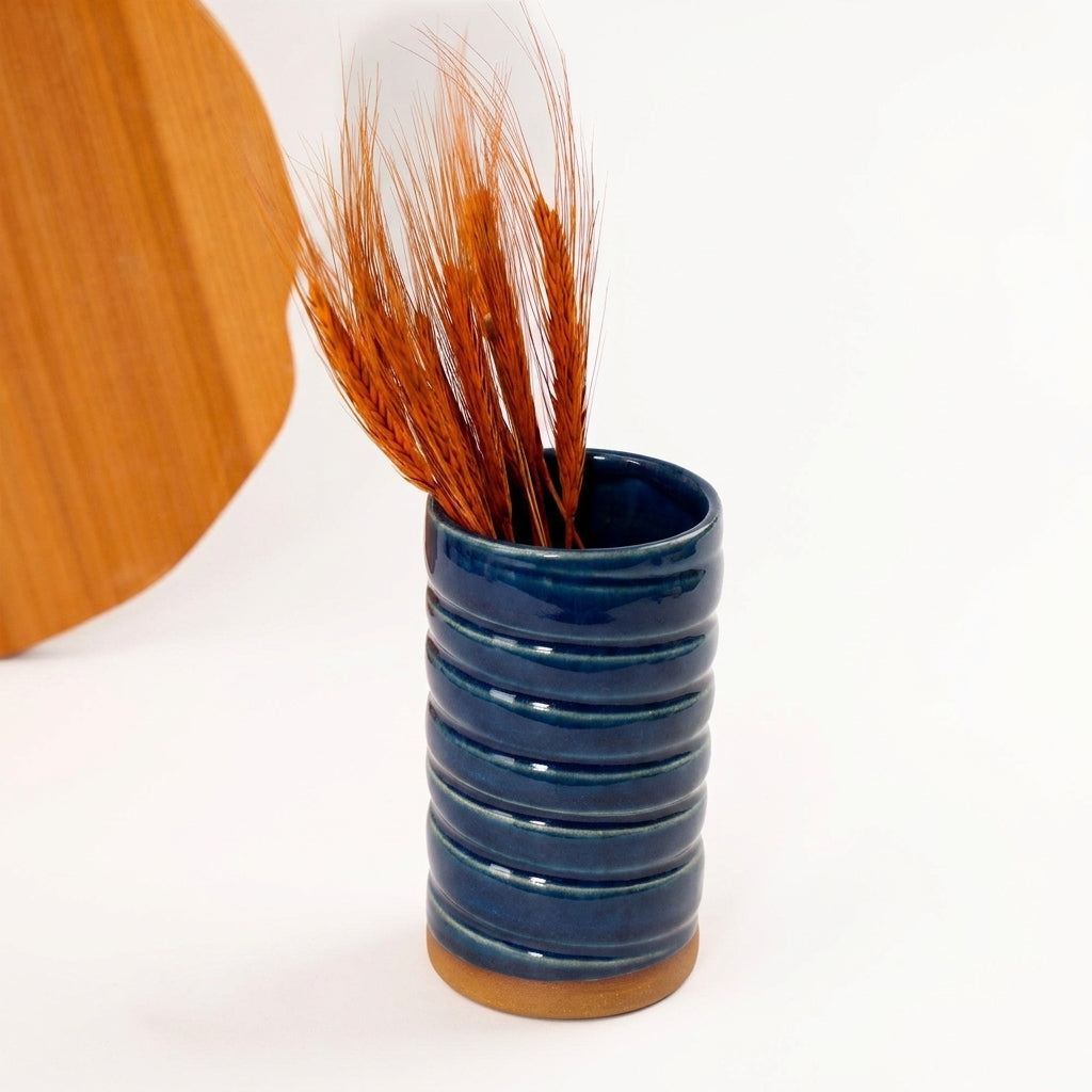 Vaso Reto orgânico Torcido em cerâmica artesanal — argila Cappuccino, esmalte Lazuli