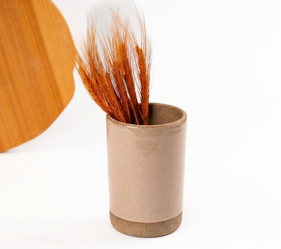 Vaso Reto orgânico Torcido em cerâmica artesanal — argila Cappuccino, esmalte Nude