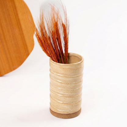 Vaso Reto orgânico Torcido em cerâmica artesanal — argila Cappuccino, esmalte Pedra Sabão