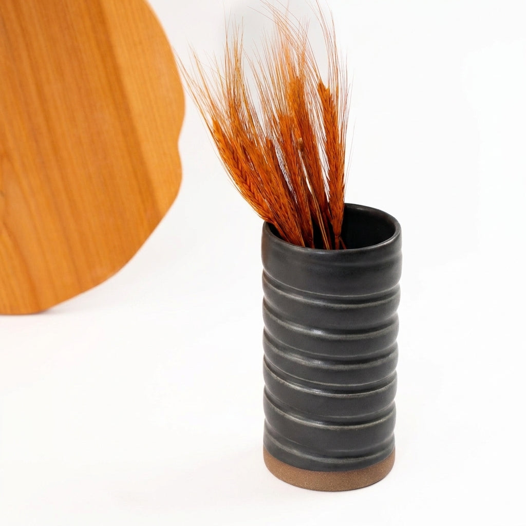Vaso Reto orgânico Torcido em cerâmica artesanal — argila Cappuccino, esmalte Preto Acetinado