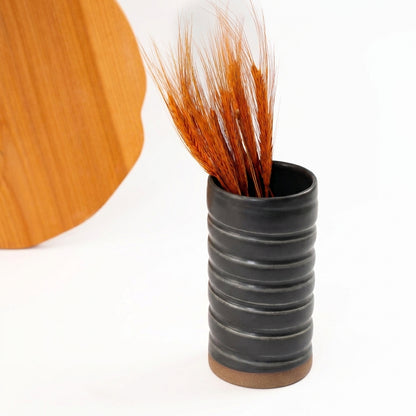 Vaso Reto orgânico Torcido em cerâmica artesanal — argila Cappuccino, esmalte Preto Acetinado