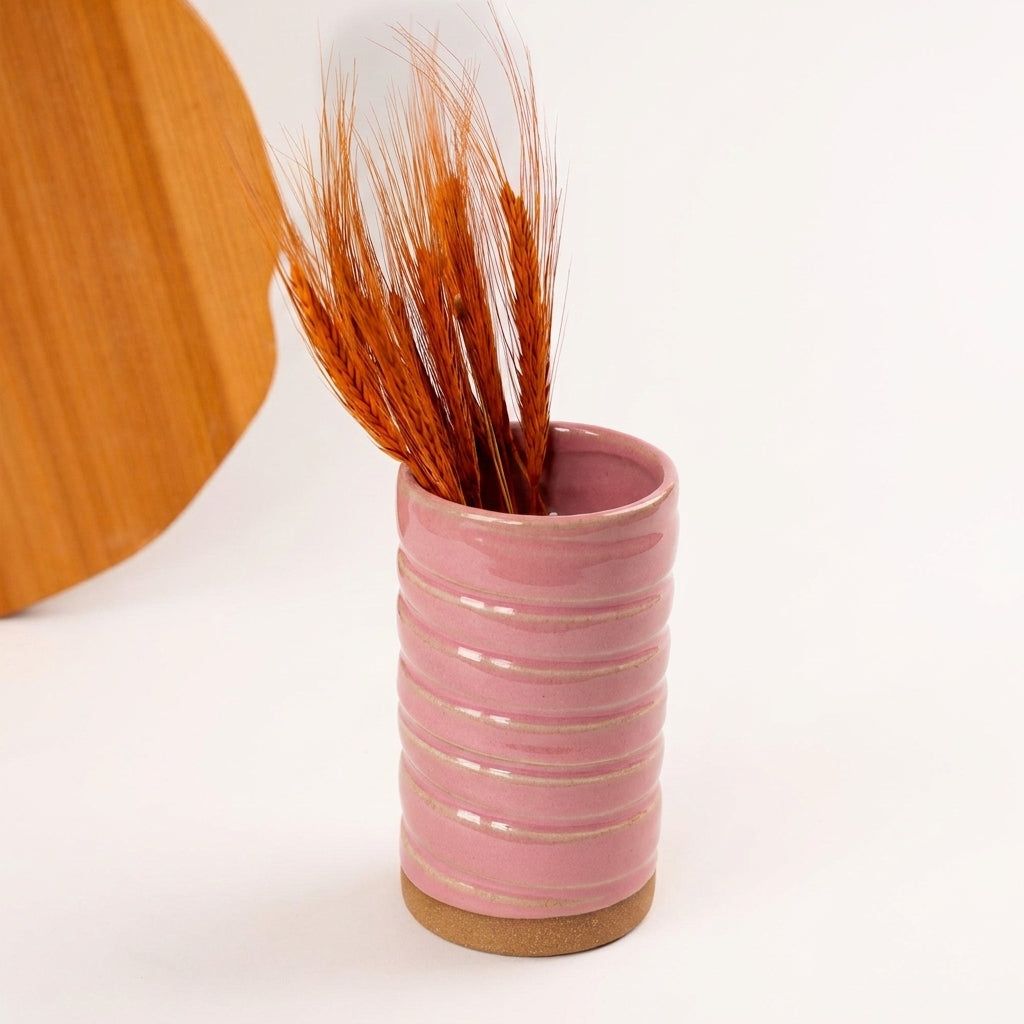 Vaso Reto orgânico Torcido em cerâmica artesanal — argila Cappuccino, esmalte Rosa Barbie