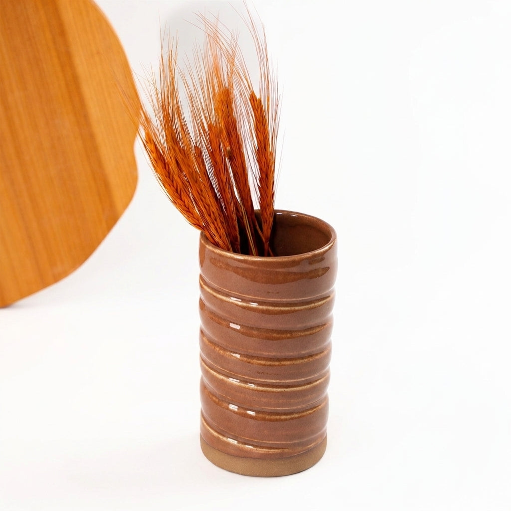 Vaso Reto orgânico Torcido em cerâmica artesanal — argila Cappuccino, esmalte Sol de Terracota