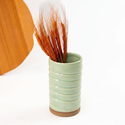 Vaso Reto orgânico Torcido em cerâmica artesanal — argila Cappuccino, esmalte Verde Menta