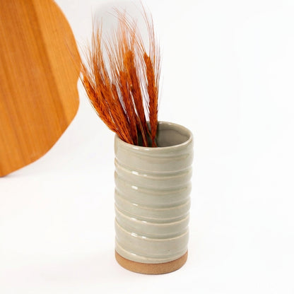 Vaso Reto orgânico Torcido em cerâmica artesanal — argila Cappuccino, esmalte Verde Pompeia