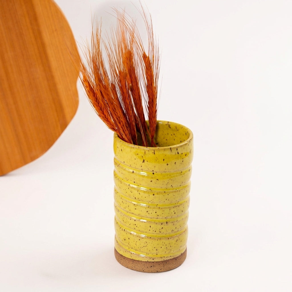 Vaso Reto orgânico Torcido em cerâmica artesanal — argila Flocos, esmalte Amarelo Intenso