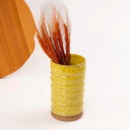 Vaso Reto orgânico Torcido em cerâmica artesanal — argila Flocos, esmalte Amarelo Intenso