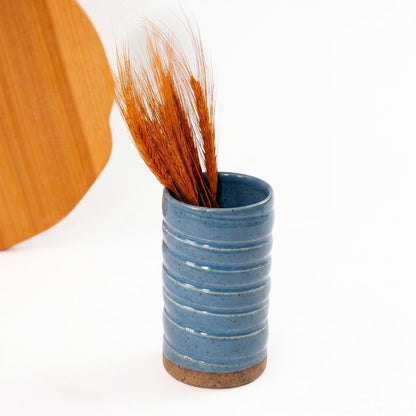 Vaso Reto orgânico Torcido em cerâmica artesanal — argila Flocos, esmalte Azul Safira