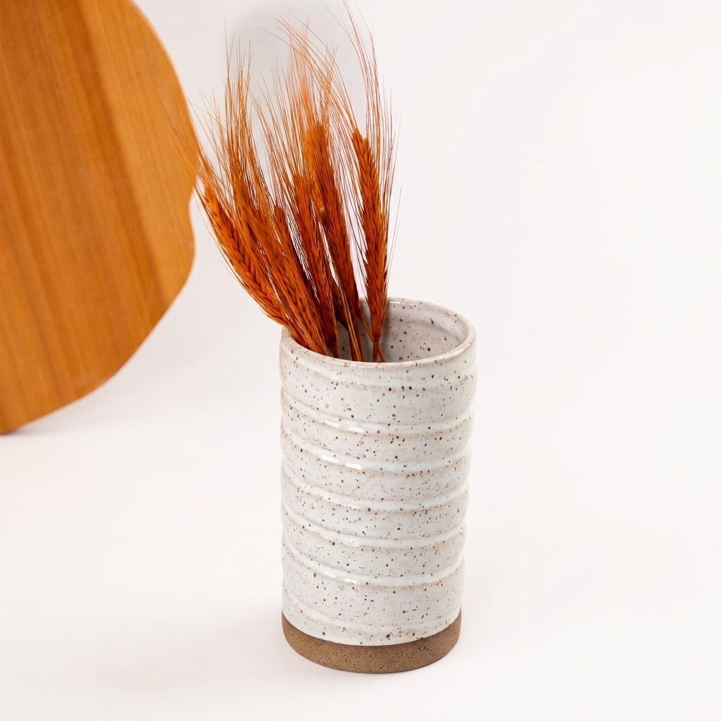 Vaso Reto orgânico Torcido em cerâmica artesanal — argila Flocos, esmalte Branco AMME