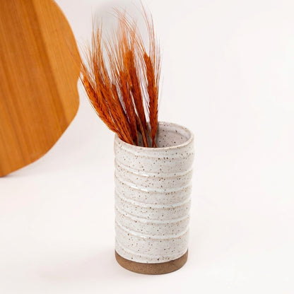 Vaso Reto orgânico Torcido em cerâmica artesanal — argila Flocos, esmalte Branco AMME