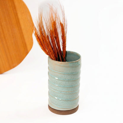 Vaso Reto orgânico Torcido em cerâmica artesanal — argila Flocos, esmalte Jujuba