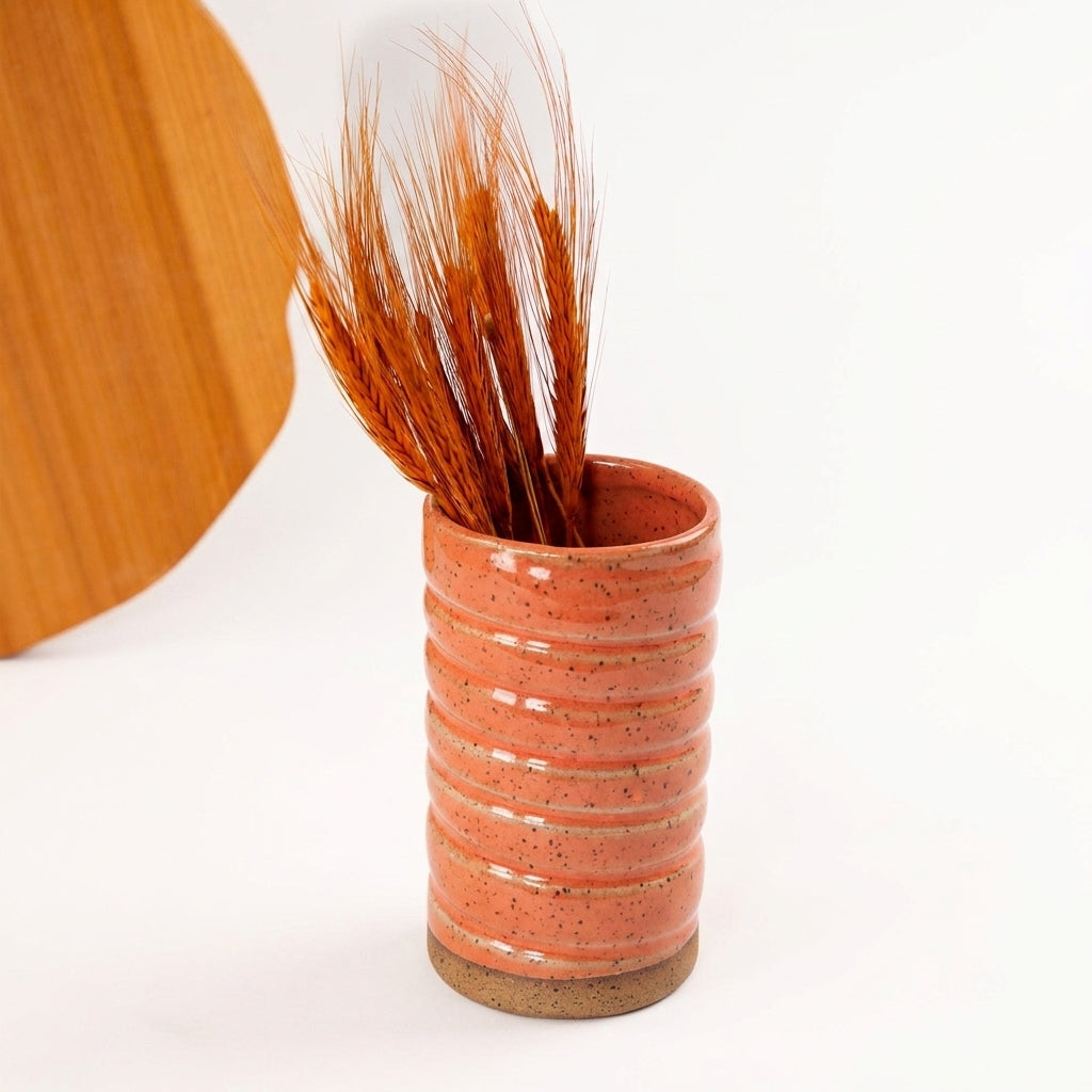 Vaso Reto orgânico Torcido em cerâmica artesanal — argila Flocos, esmalte Laranja Intenso