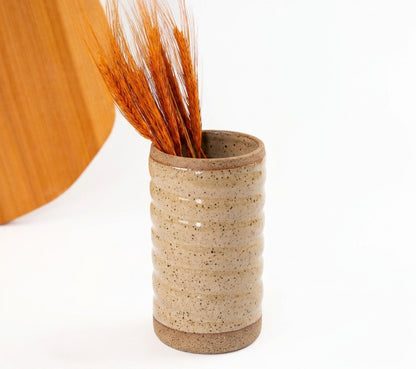 Vaso Reto orgânico Torcido em cerâmica artesanal — argila Flocos, esmalte Nude
