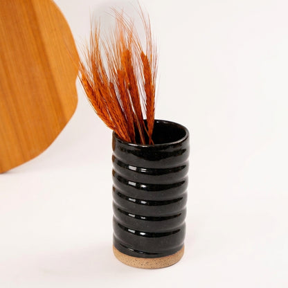 Vaso Reto orgânico Torcido em cerâmica artesanal — argila Flocos, esmalte Preto Ébano