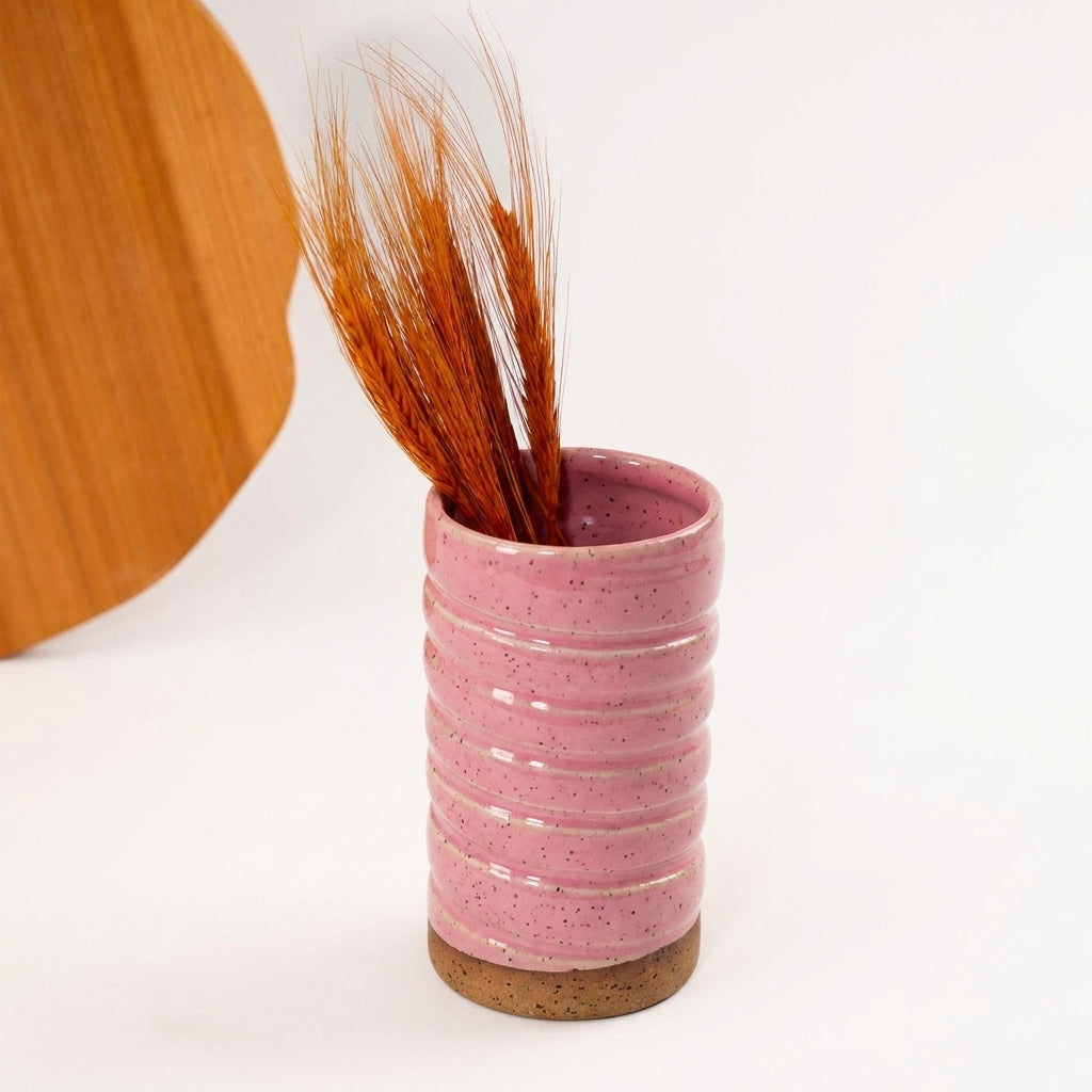 Vaso Reto orgânico Torcido em cerâmica artesanal — argila Flocos, esmalte Rosa Barbie