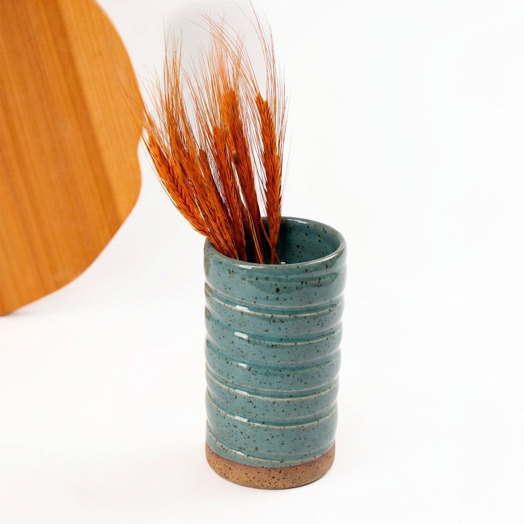 Vaso Reto orgânico Torcido em cerâmica artesanal — argila Flocos, esmalte Verde Exército