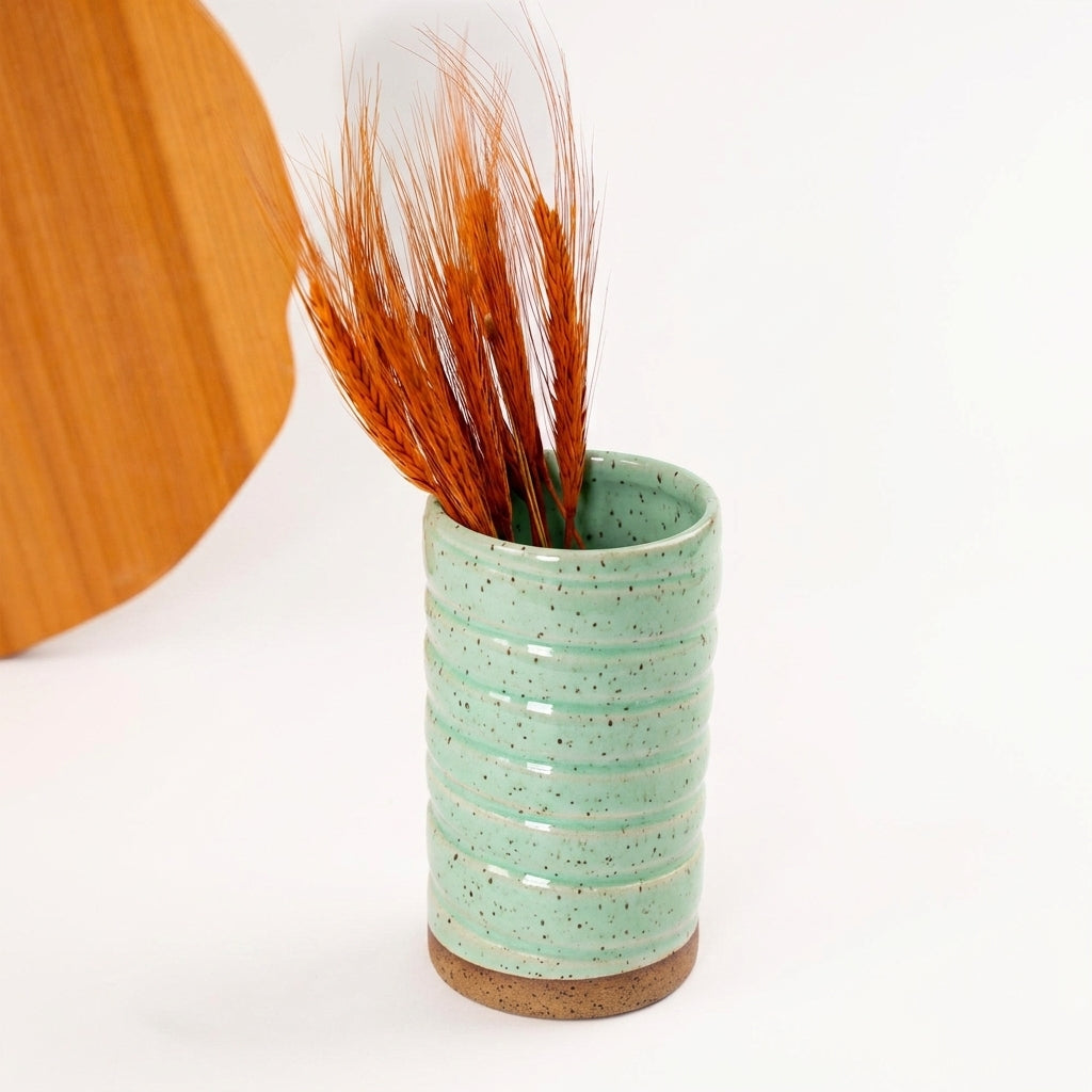 Vaso Reto orgânico Torcido em cerâmica artesanal — argila Flocos, esmalte Verde Menta