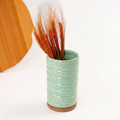 Vaso Reto orgânico Torcido em cerâmica artesanal — argila Flocos, esmalte Verde Menta