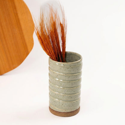 Vaso Reto orgânico Torcido em cerâmica artesanal — argila Flocos, esmalte Verde Pompeia