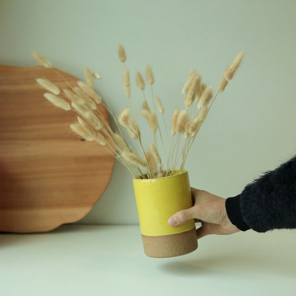 Vaso Reto em cerâmica artesanal — tamanho 14CM x 10CM, argila Cappuccino, esmalte Amarelo Intenso