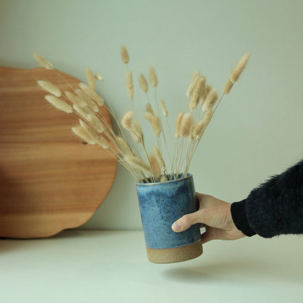 Vaso Reto em cerâmica artesanal — tamanho 14CM x 10CM, argila Cappuccino, esmalte Azul Safira