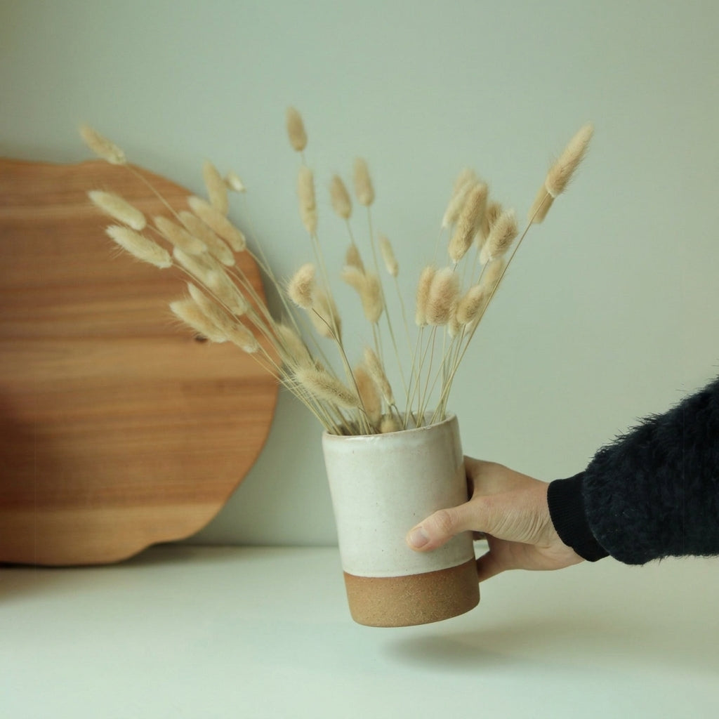 Vaso Reto em cerâmica artesanal — tamanho 14CM x 10CM, argila Cappuccino, esmalte Branco AMME