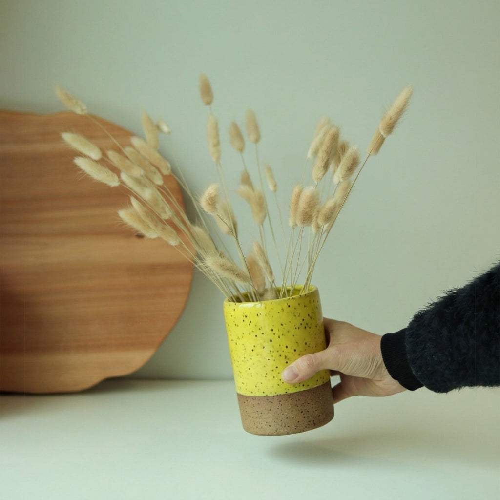 Vaso Reto em cerâmica artesanal — tamanho 14CM x 10CM, argila Flocos, esmalte Amarelo Intenso